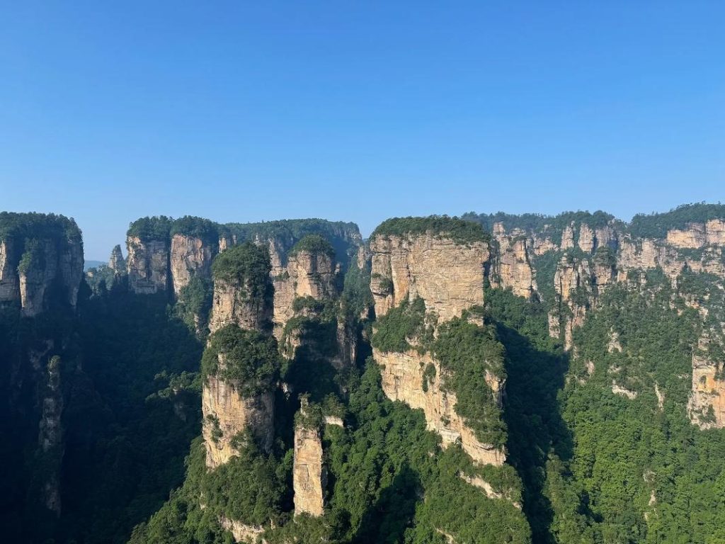 8 – 9 月张家界私藏攻略:躲过人潮,在 9 大秘境里承包一整个夏天的清凉插图2 8 – 9 月张家界私藏攻略:躲过人潮,在 9 大秘境里承包一整个夏天的清凉插图2