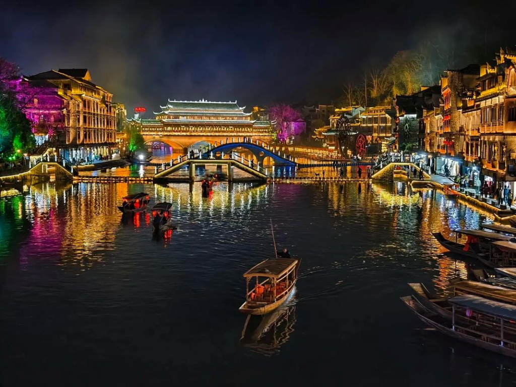 夜游凤凰:跟着沈从文的脚步,探寻湘西古城的前世今生插图 夜游凤凰:跟着沈从文的脚步,探寻湘西古城的前世今生插图