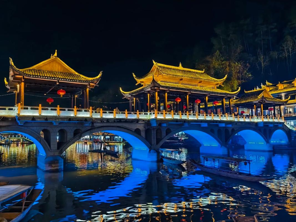 夜游凤凰:跟着沈从文的脚步,探寻湘西古城的前世今生插图5 夜游凤凰:跟着沈从文的脚步,探寻湘西古城的前世今生插图5