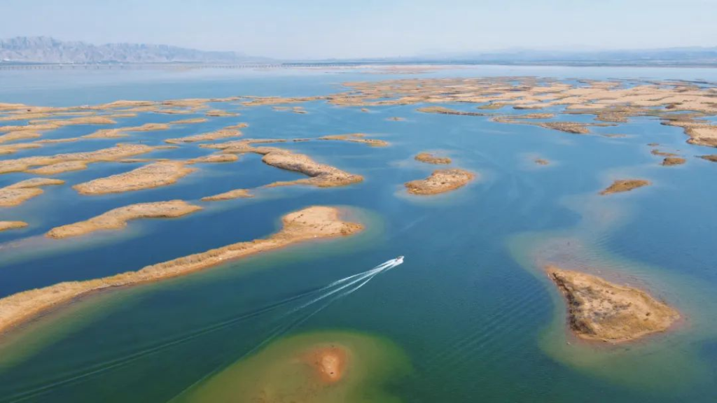沙漠看海?中国这座城把黄河变成了海,30℃避暑秘境比杭州凉快 10℃!插图1 沙漠看海?中国这座城把黄河变成了海,30℃避暑秘境比杭州凉快 10℃!插图1